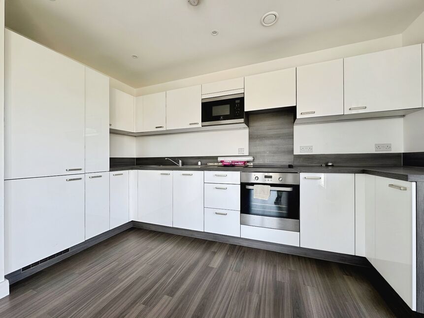 Flat Adenmore Road in Greater London