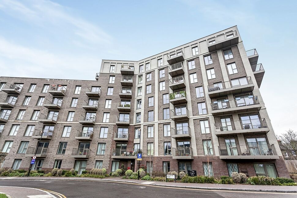 Flat Adenmore Road in Greater London