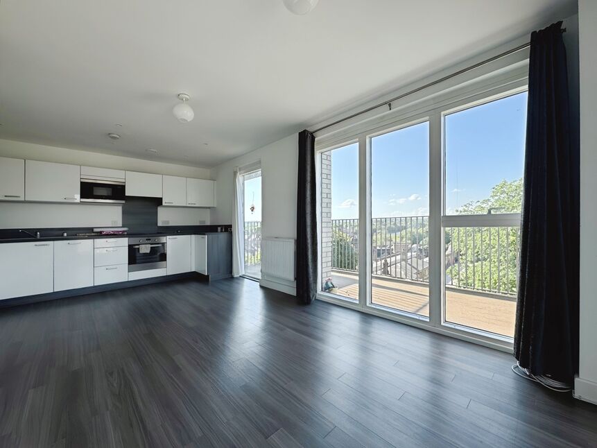 Flat Adenmore Road in Greater London