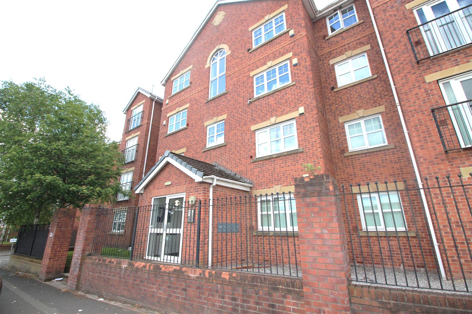 Flat Waterloo Road in Manchester
