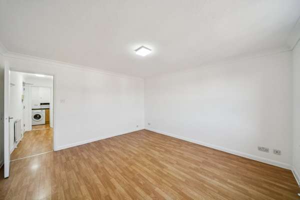 Flat Amyand Park Road in Greater London