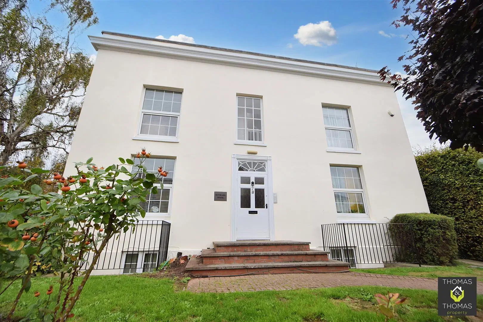 Flat Kingsholm Road in Gloucester