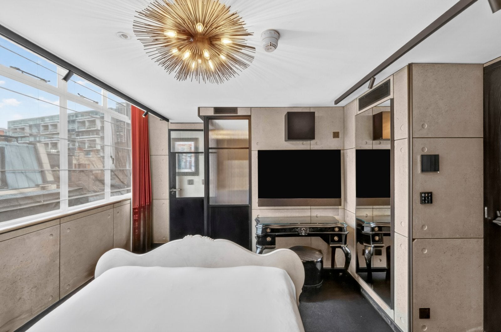 Flat Denmark Street in Greater London