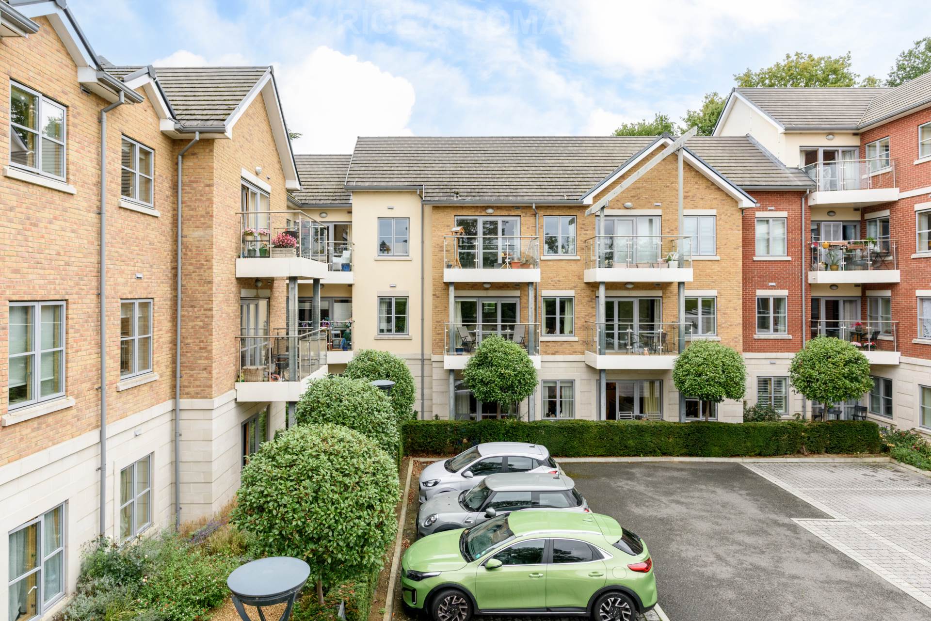 Flat Oatlands Drive in Elmbridge