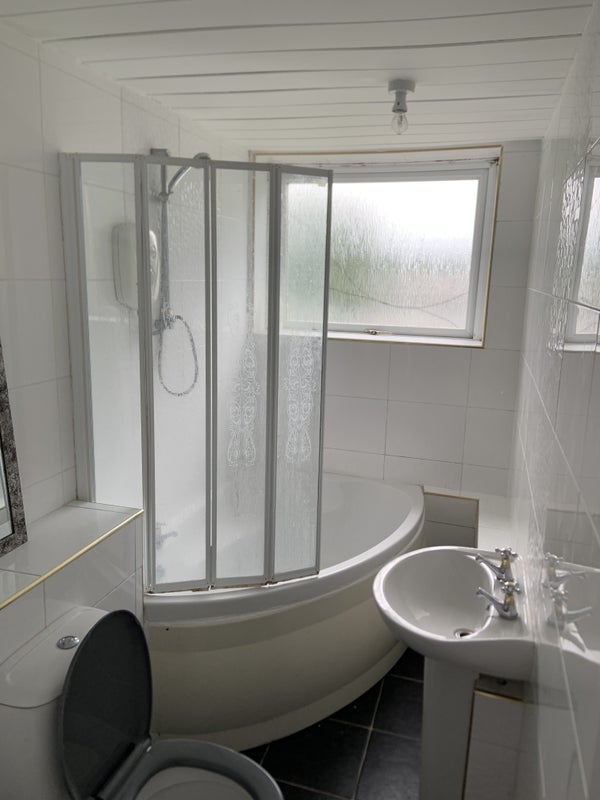 Room Leeward Circle in East Kilbride