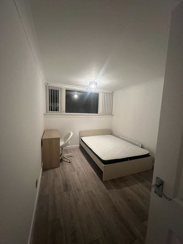 Room Leeward Circle in East Kilbride