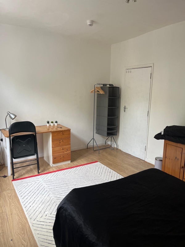 Room Chiswick High Road in Greater London