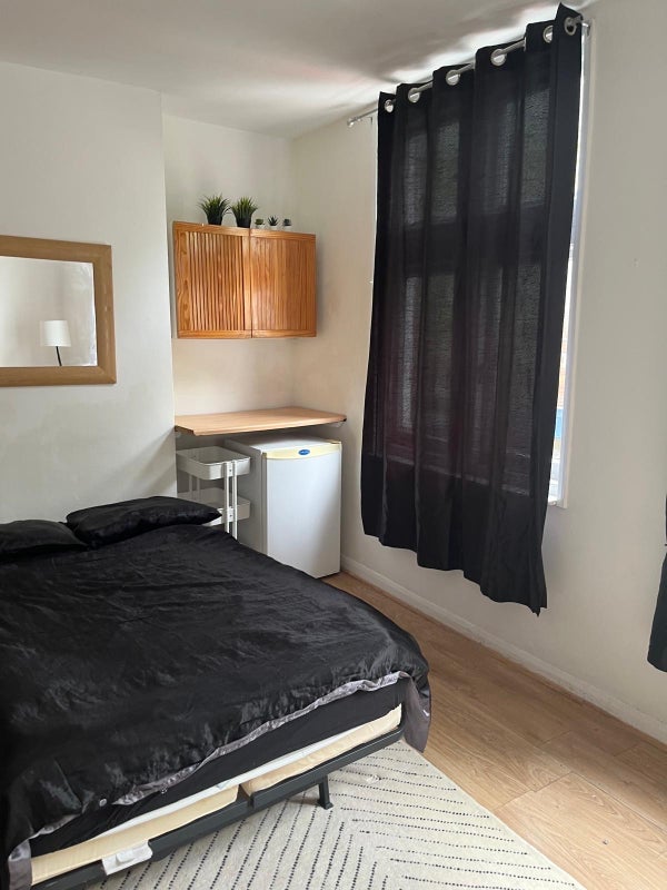 Room Chiswick High Road in Greater London