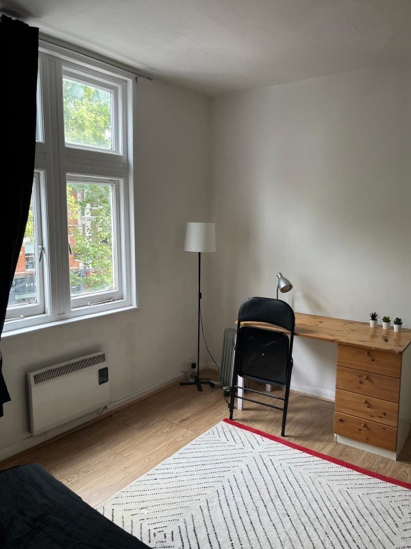 Room Chiswick High Road in Greater London