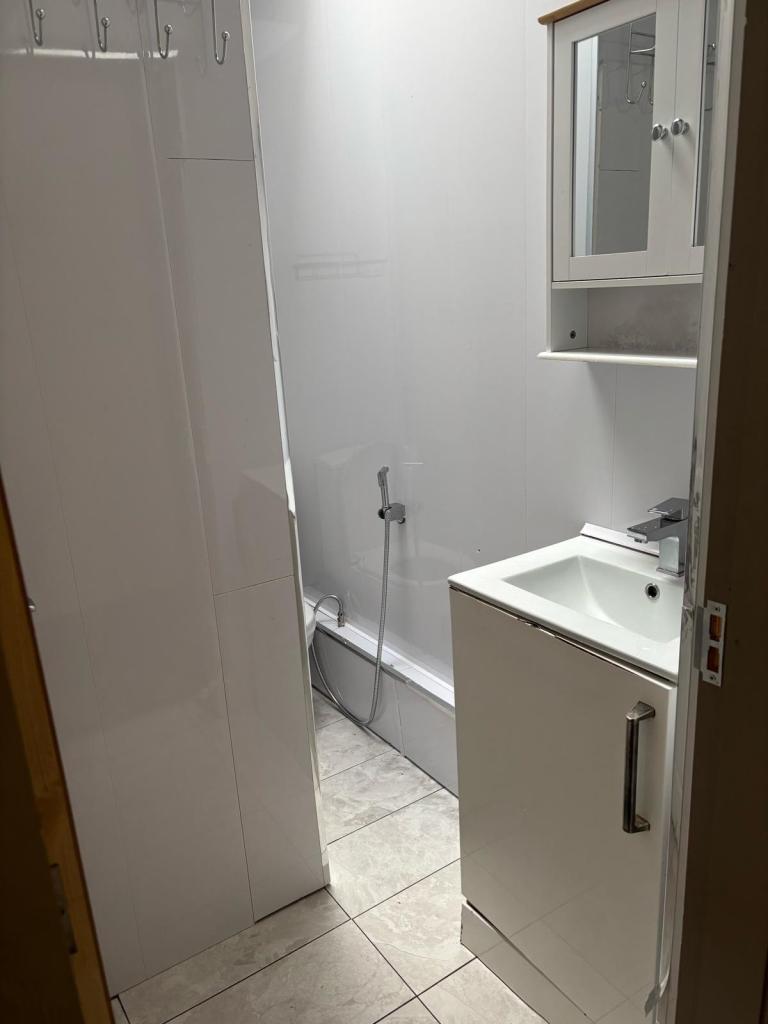 Flat Blenheim Road in Trafford