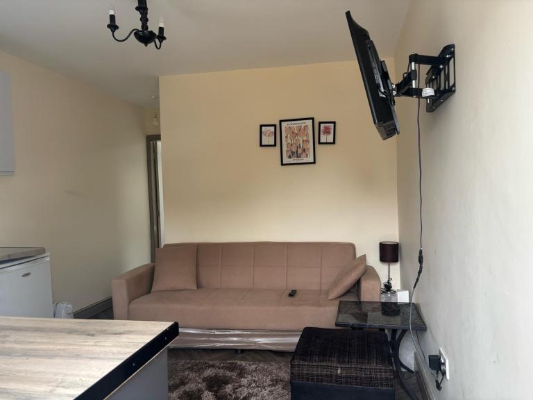 Flat Blenheim Road in Trafford