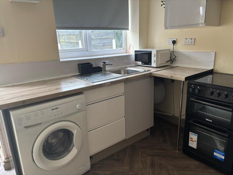 Flat Blenheim Road in Trafford