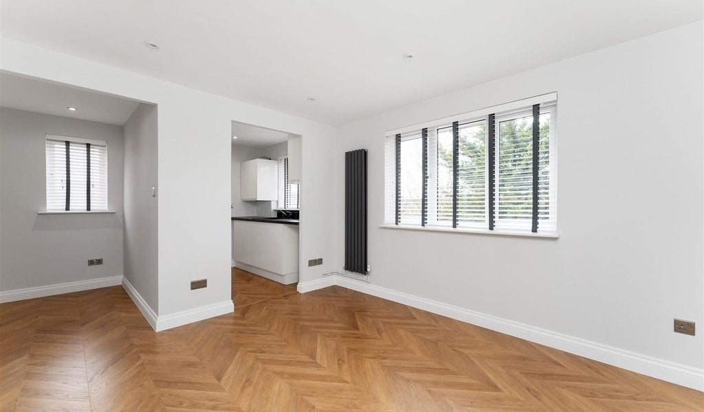 Flat Greenacre Gardens in Greater London