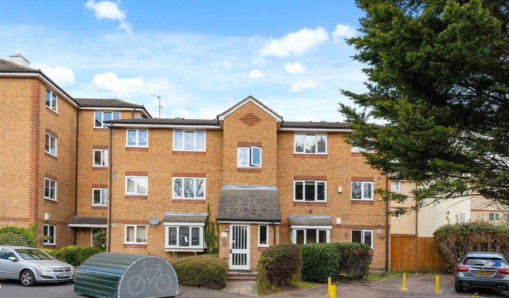 Flat Greenacre Gardens in Greater London