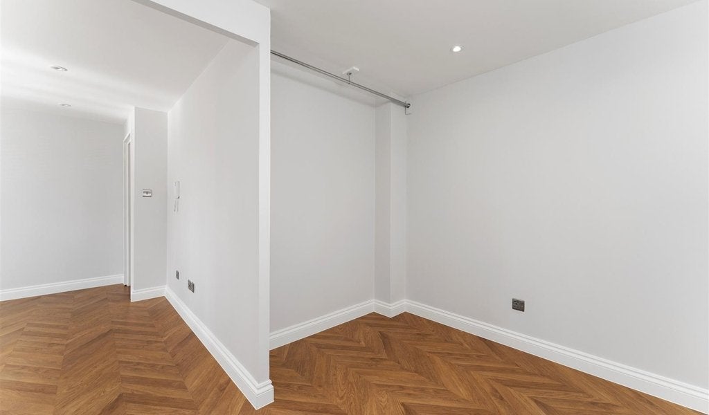 Flat Greenacre Gardens in Greater London