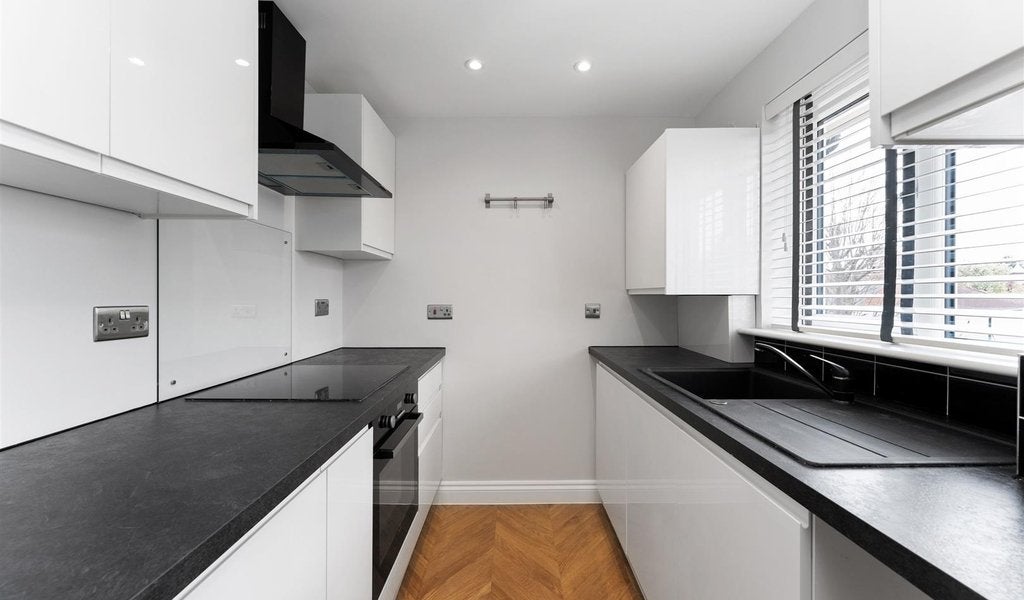 Flat Greenacre Gardens in Greater London