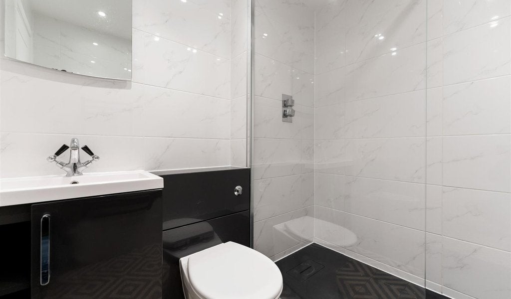 Flat Greenacre Gardens in Greater London