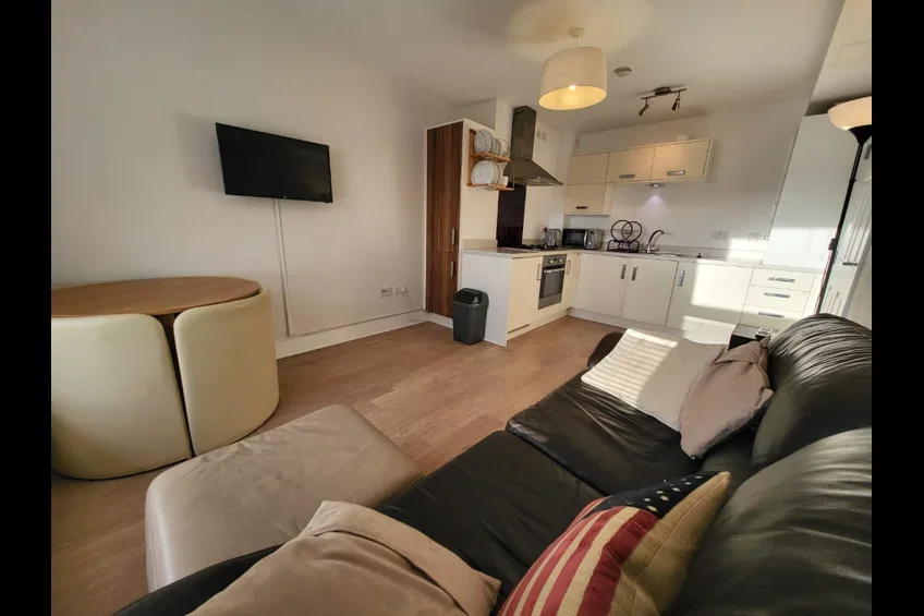 Flat Cardon Square in Renfrew