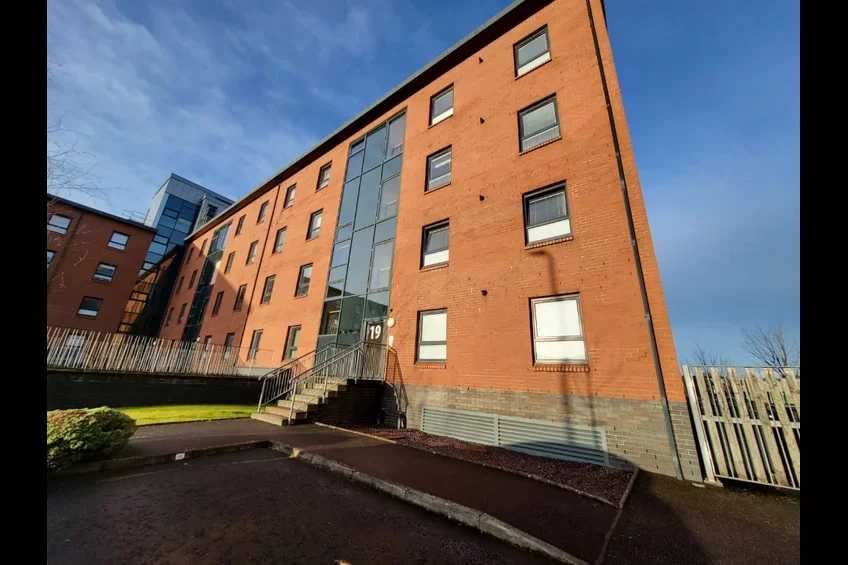 Flat Cardon Square in Renfrew