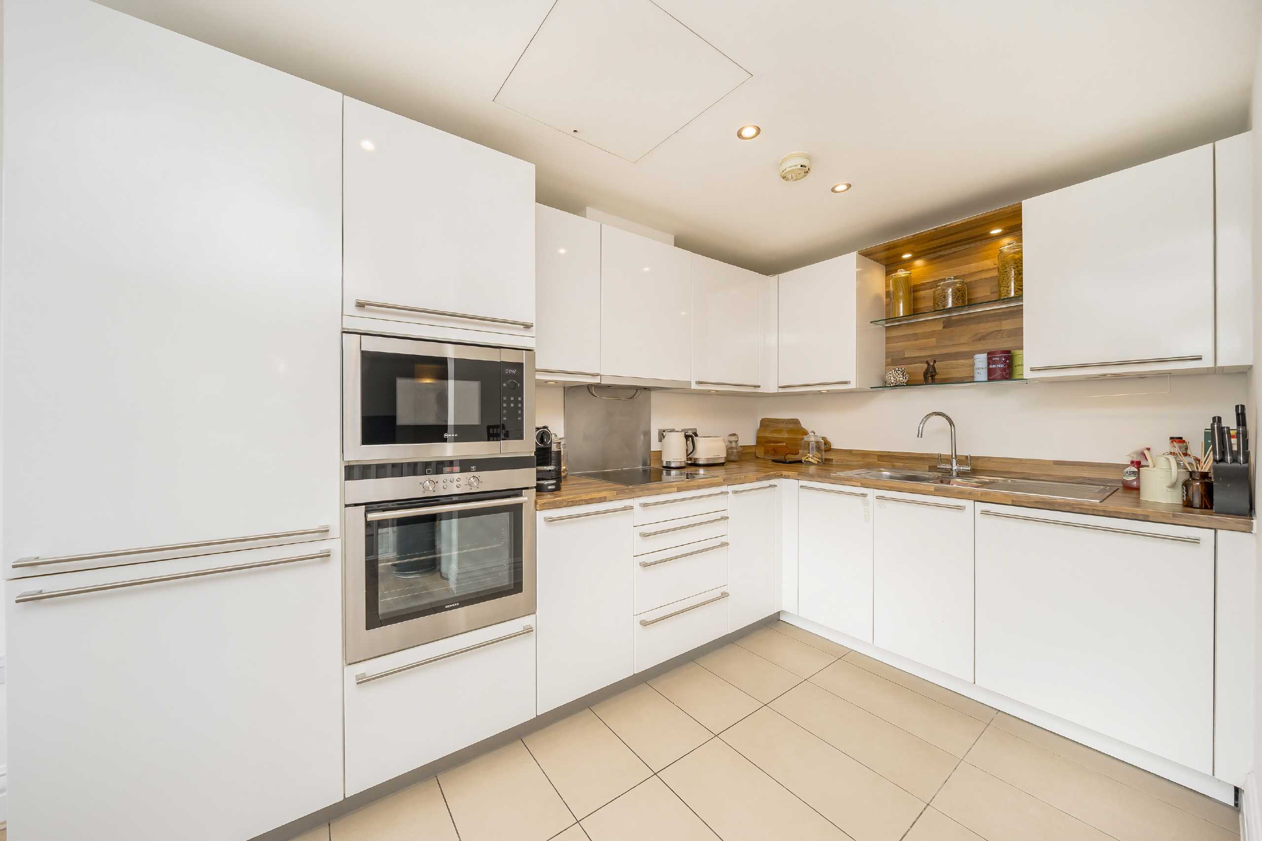 Flat Battersea Park Road in Greater London