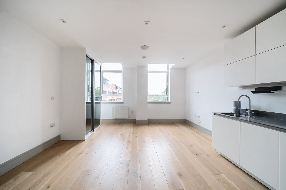 Flat Lawrence Road in Greater London