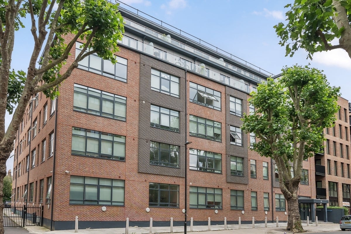 Flat Lawrence Road in Greater London