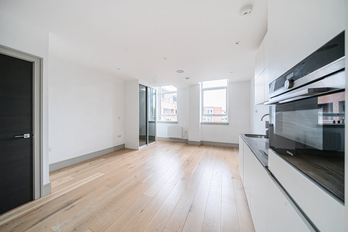 Flat Lawrence Road in Greater London