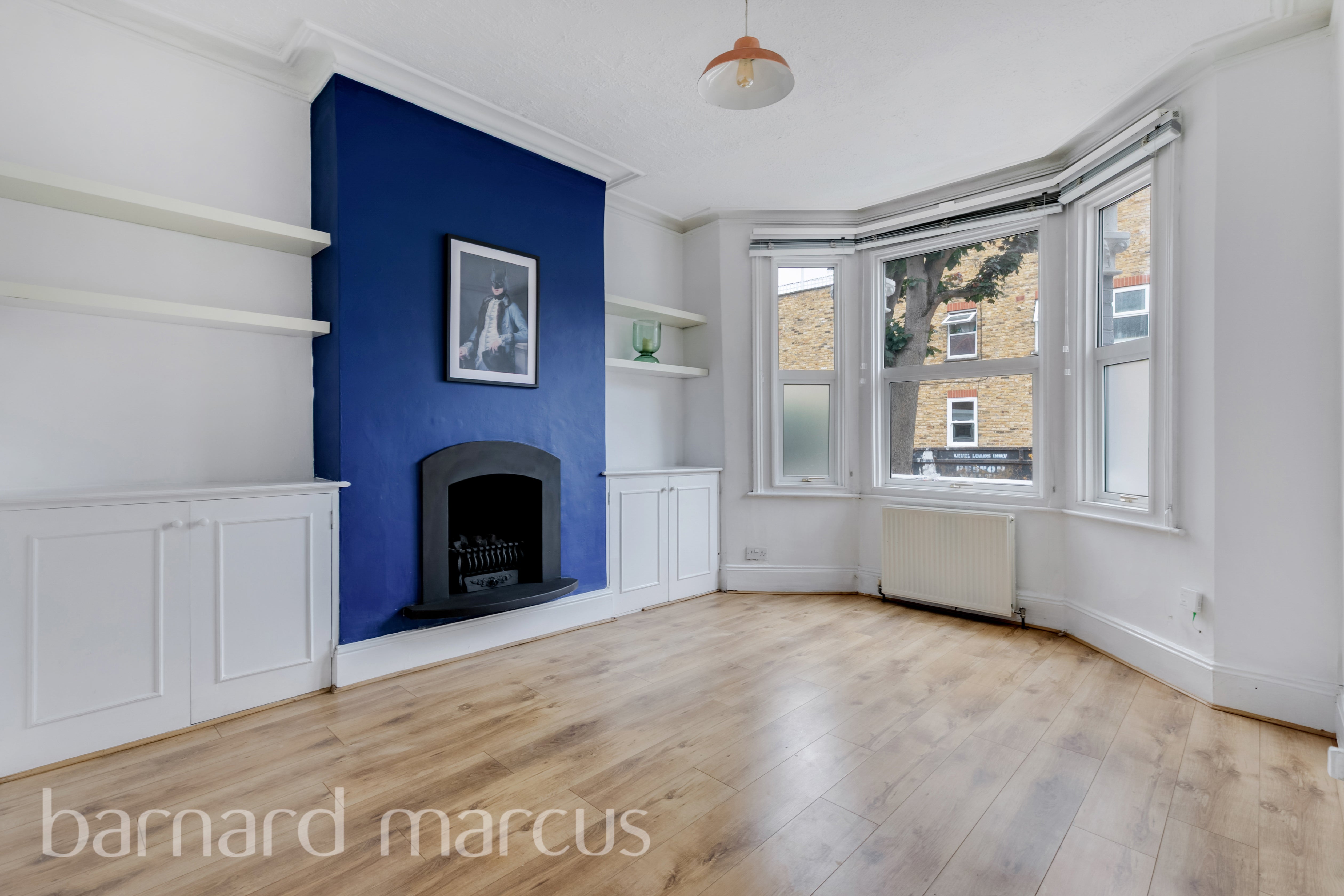 Flat Fallsbrook Road in Greater London