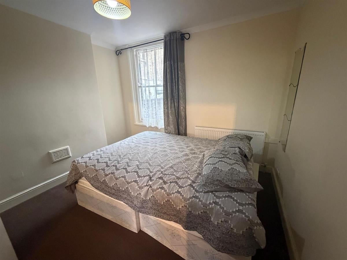 Flat Newport Road in Greater London