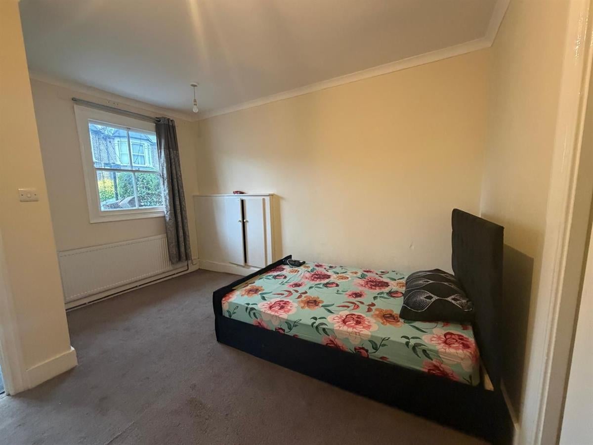 Flat Newport Road in Greater London