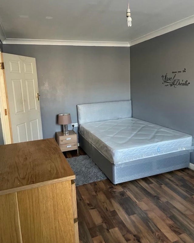 Room Lanchester Way in Greater London