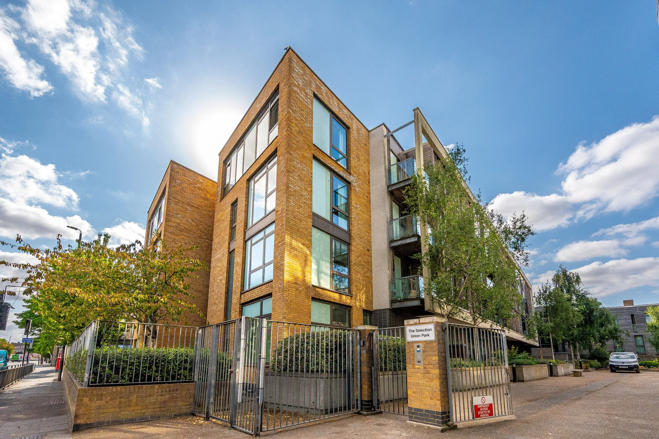 Flat Park Mews in Greater London