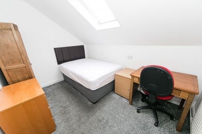 Room Headingley Avenue in Leeds