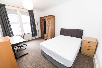 Room Headingley Avenue in Leeds