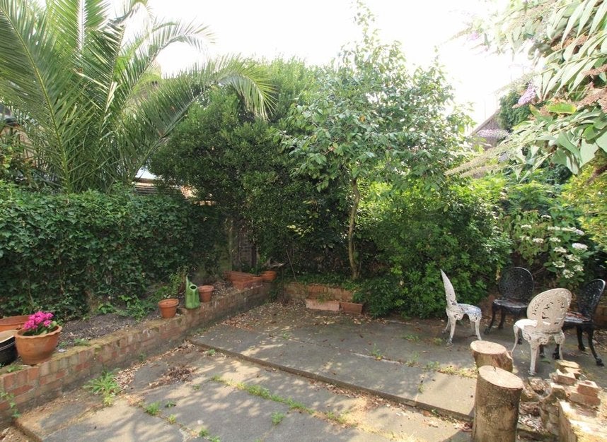 Flat Caxton Road in Greater London