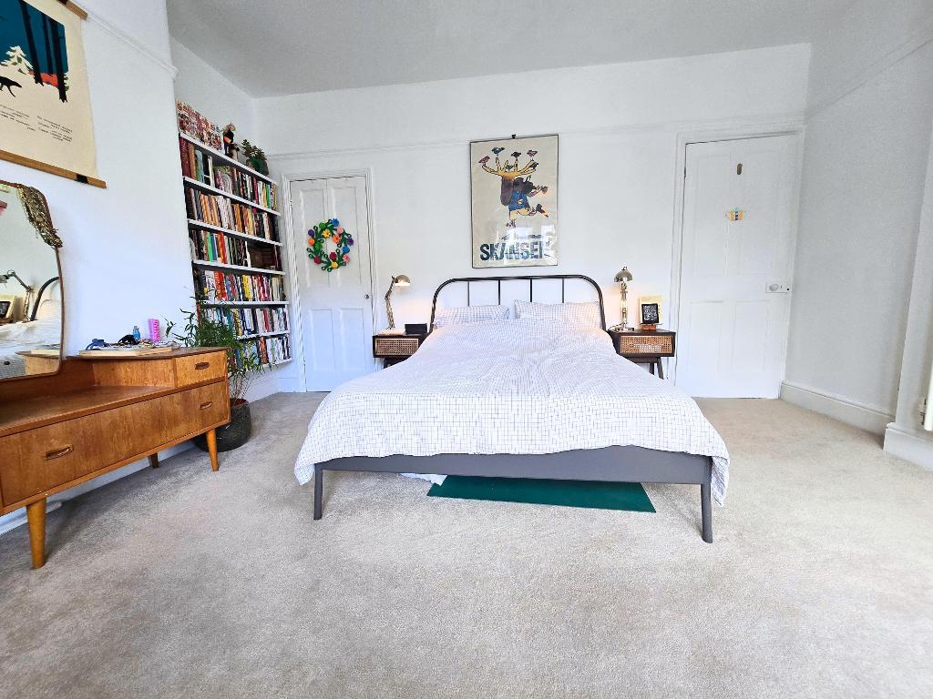 Room Knowle Road in Bristol