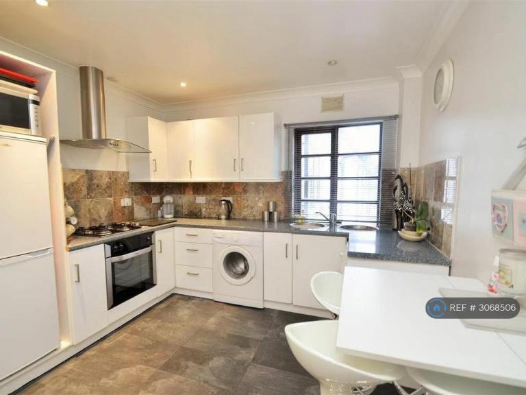 Flat Swan Road in Greater London