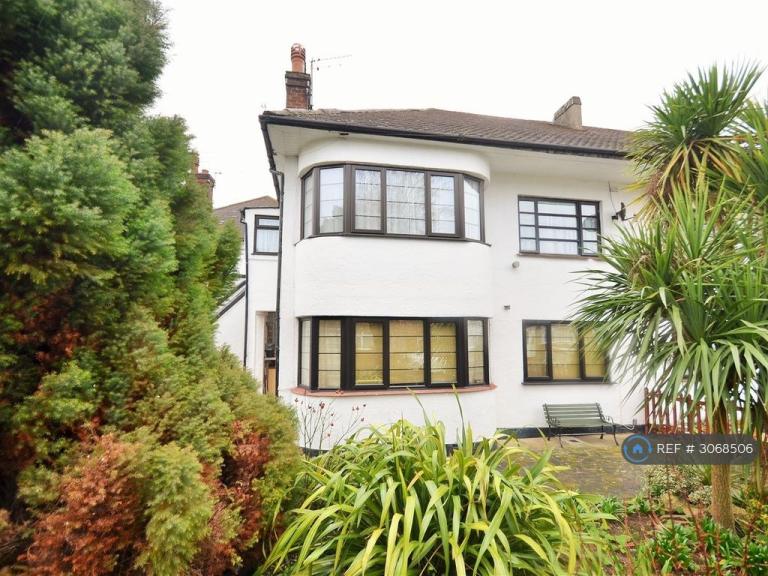 Flat Swan Road in Greater London