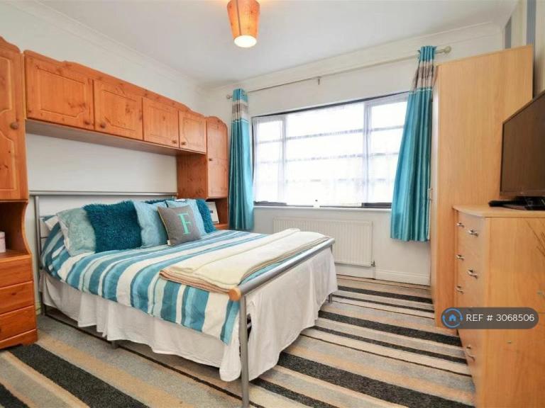 Flat Swan Road in Greater London