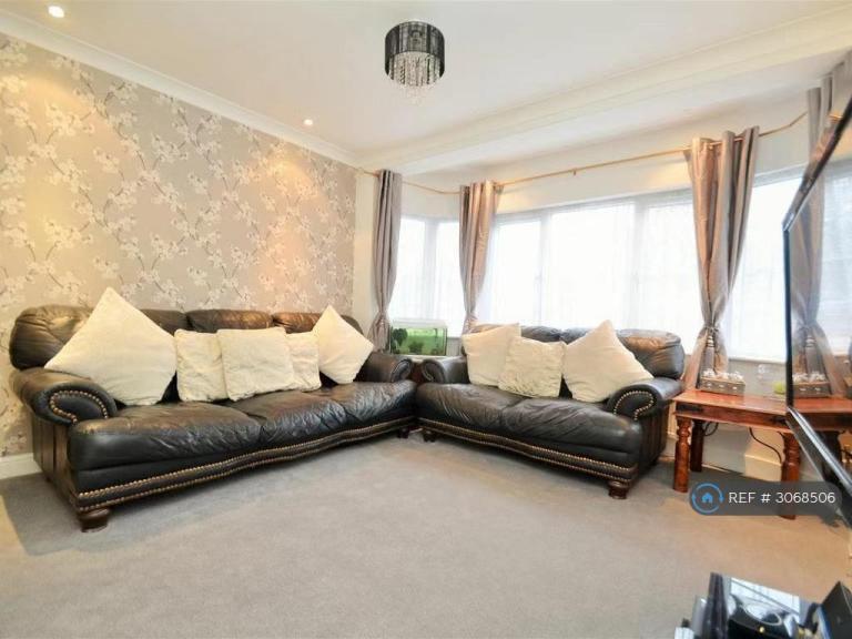 Flat Swan Road in Greater London