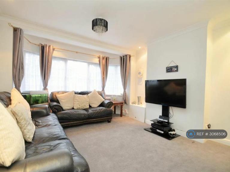 Flat Swan Road in Greater London