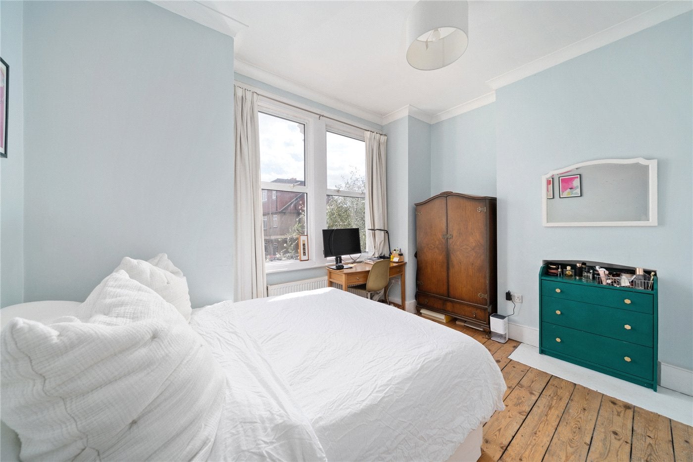 Flat Byton Road in Greater London