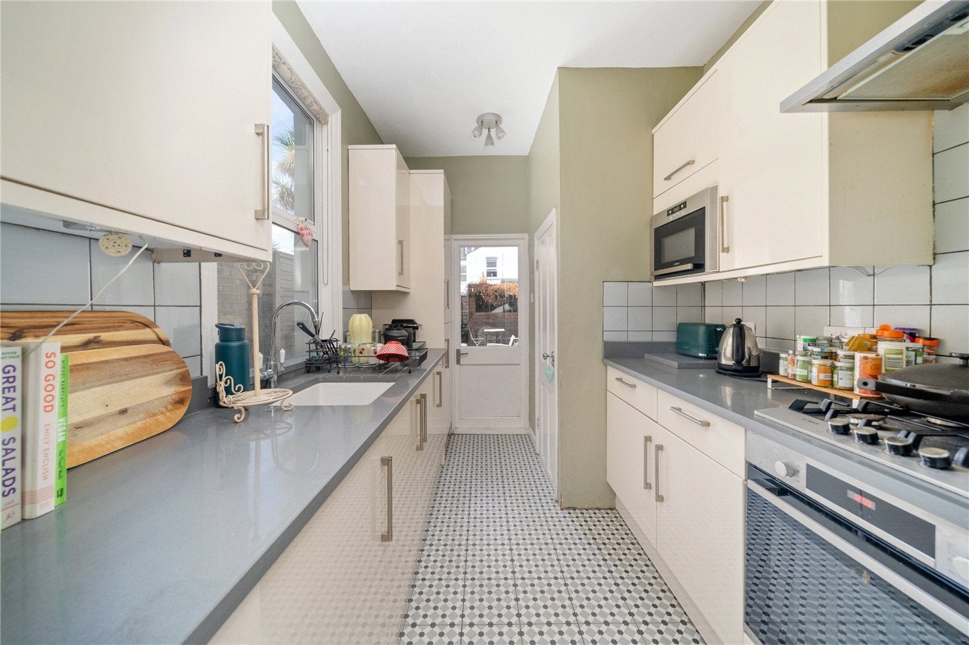 Flat Byton Road in Greater London