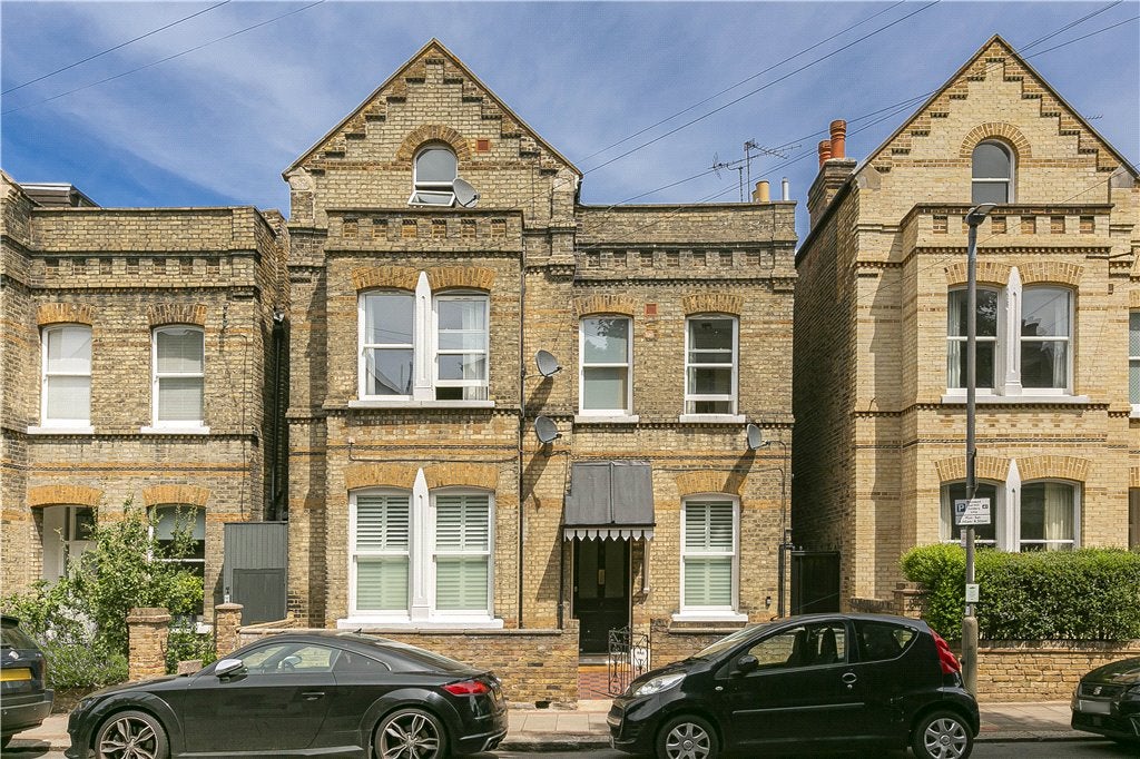 Flat Werter Road in Greater London