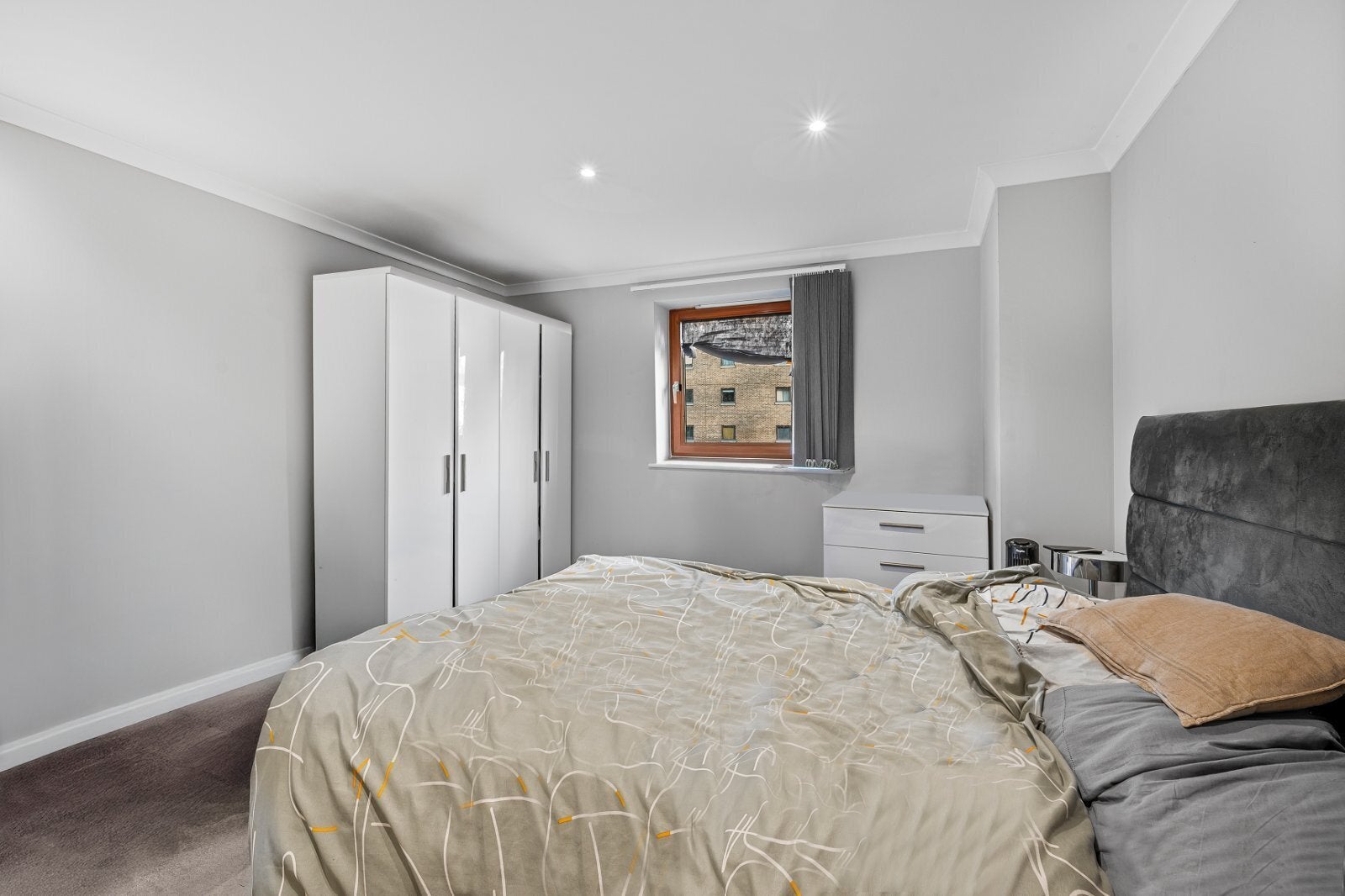 Flat Meridian Place in Greater London