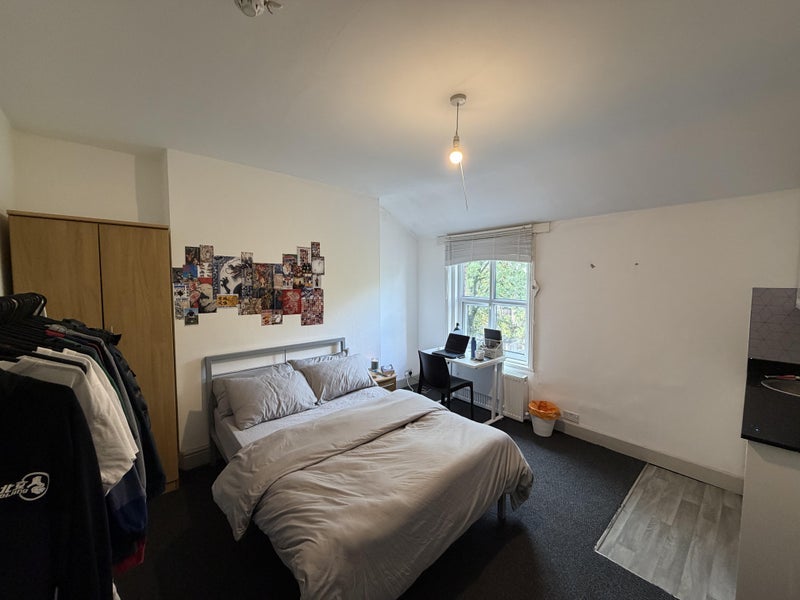 Room Wilmslow Road in Manchester