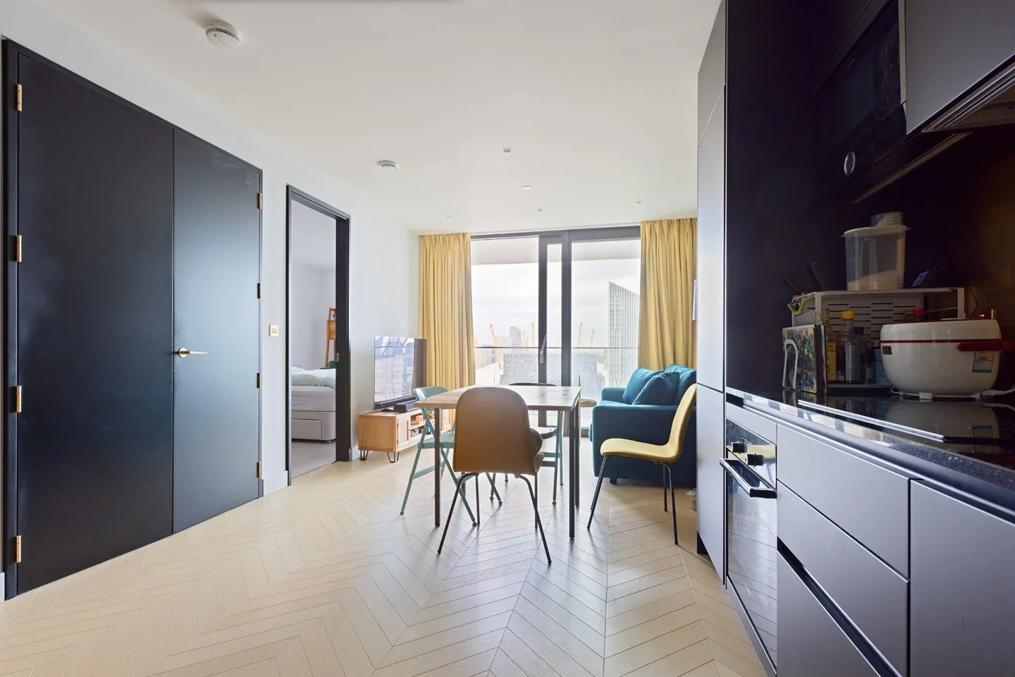 Flat Chandlers Avenue in Greater London