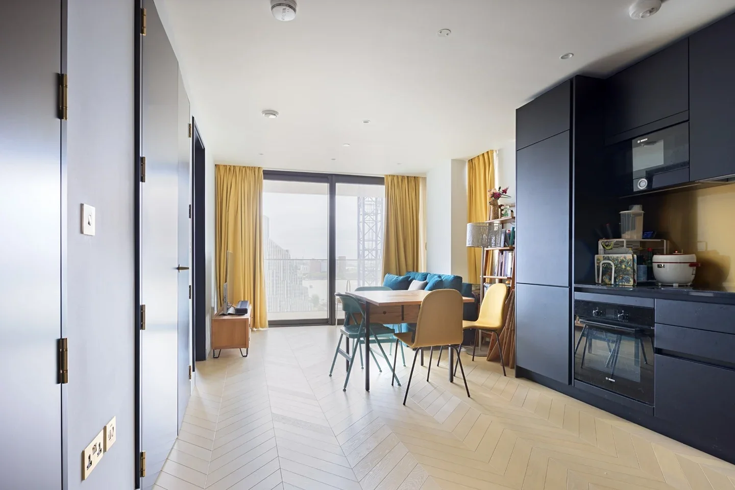 Flat Chandlers Avenue in Greater London