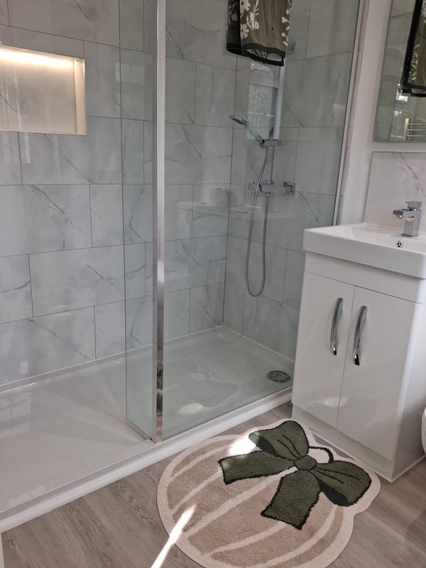 Room Wilberforce Close in Crawley