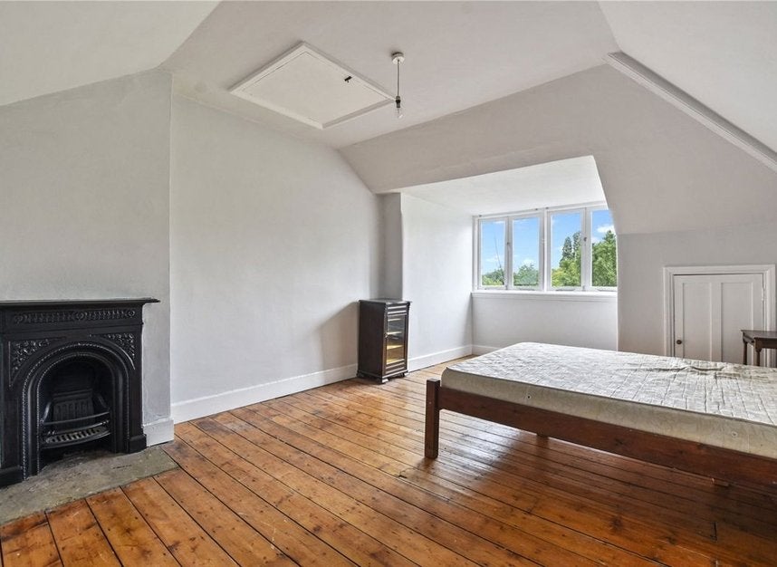 Flat Dalmeny Road in Greater London